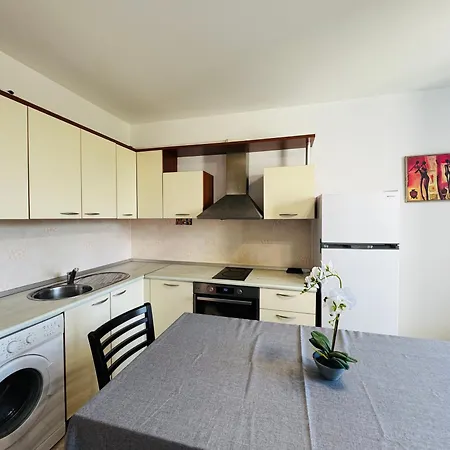 Sunny House 304 Three Bedroom Apartment *